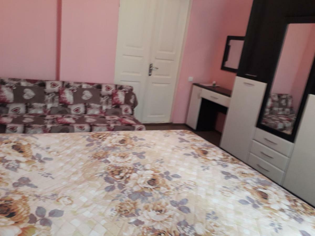Homestay Izolda Batumi Bagian luar foto